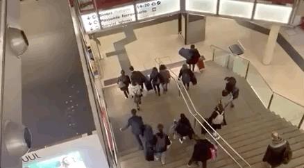 疫情封城瞬间，城市静止与未来希望交织的时刻