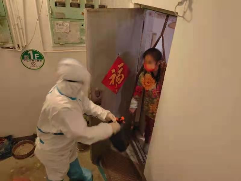 疫情下的特殊邻里，房东与租户的隔离生活观察记