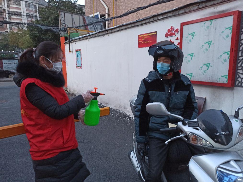 疫情中的英雄事迹与感人人物故事，致敬抗疫英雄，传递正能量