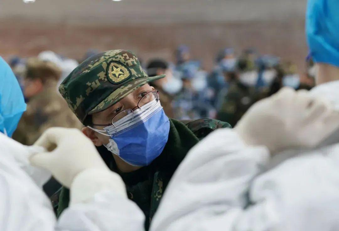 疫情期间英雄事迹感人至深，致敬无畏的抗疫战士们