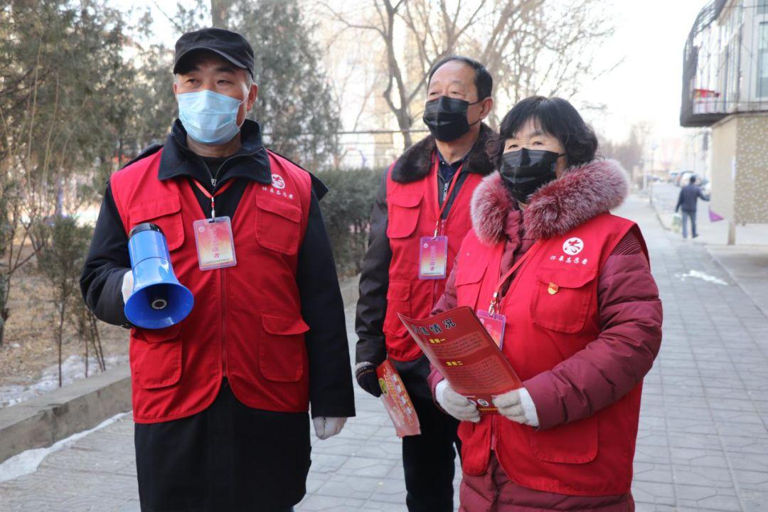 疫情期间女教授展现知识与担当典范