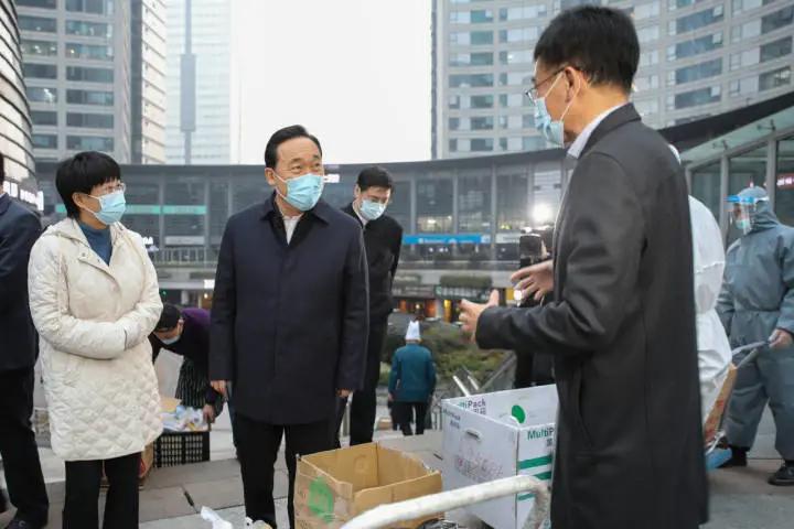 杭州疫情严峻，城市的应对与坚韧展现