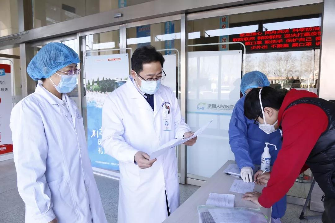 疫情爆发初期，全球面临前所未有的挑战