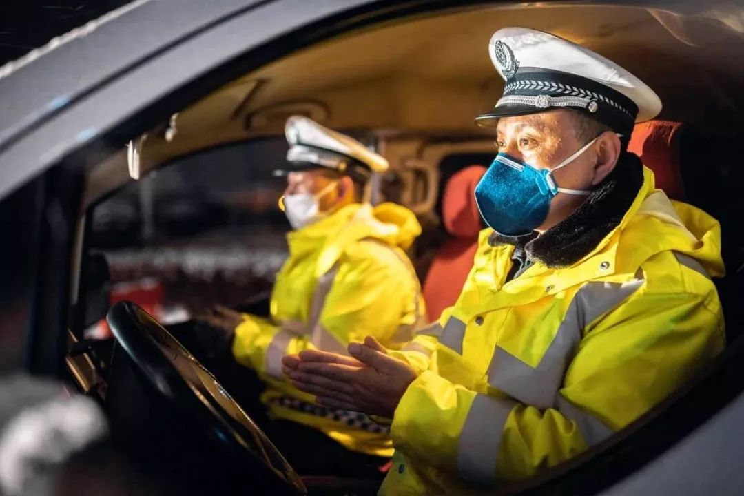 疫情期间感人瞬间，英雄身影暖人心
