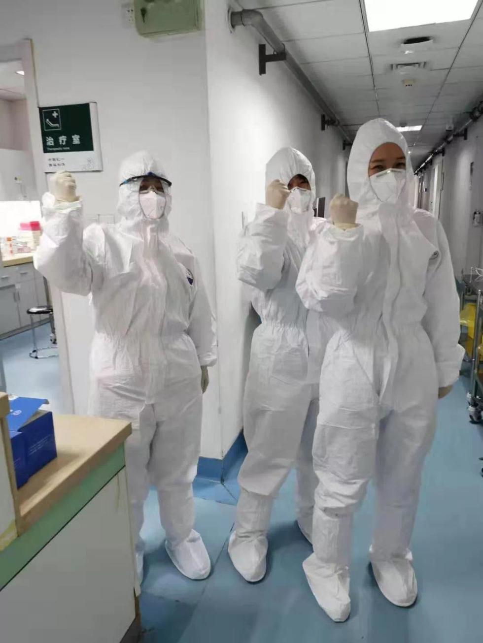 白衣战士无畏前行，护士疫情工作事迹，守护生命的辉煌篇章