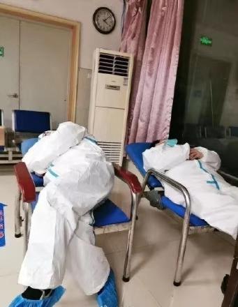 无畏前行，新冠疫情下医护勇士的守护生命之旅