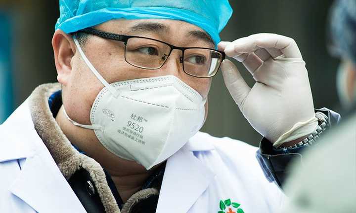 疫情期间医护工作者的光辉事迹，英雄精神的生动写照