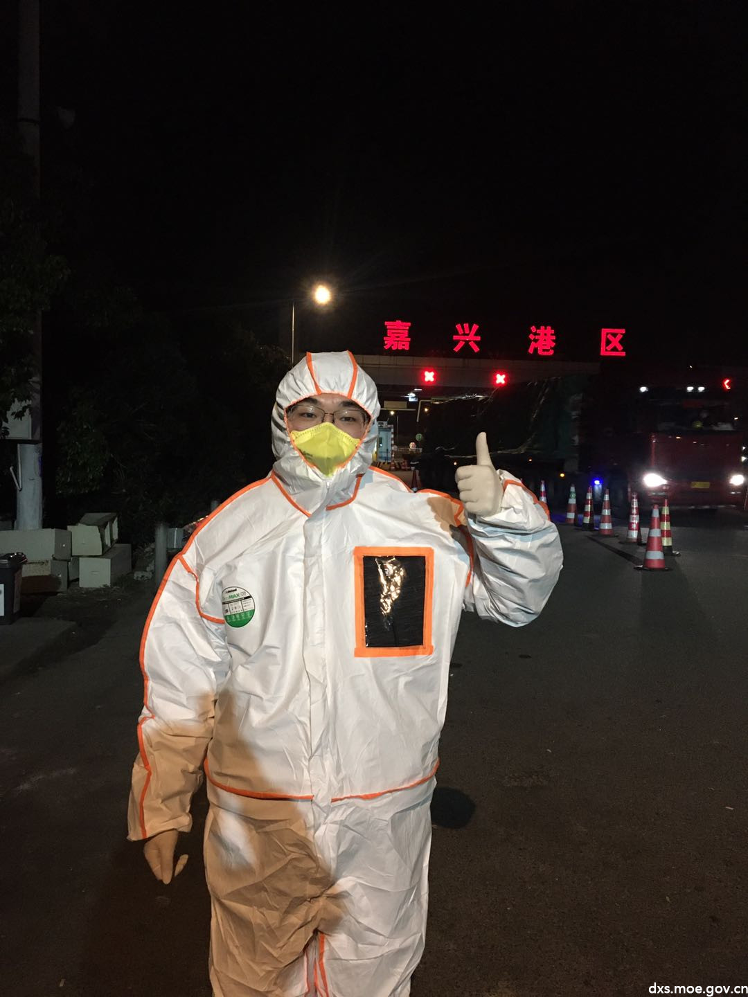 疫情英雄，无畏前行的光辉身影