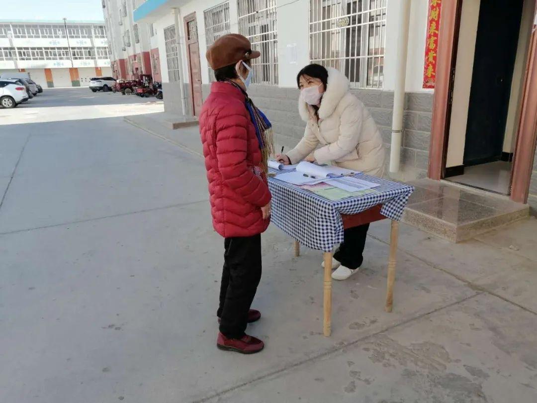 疫情中的英雄，讲述他们的勇气与牺牲故事