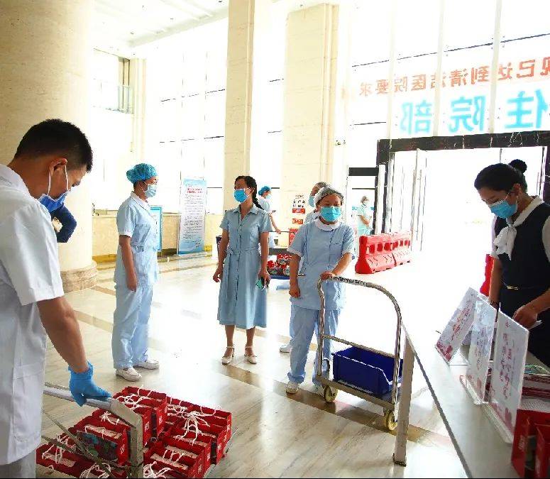 疫情期间医护人员的暖心事迹，无畏前行，生命的温暖守护者