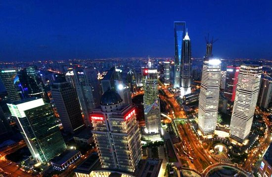 南京西路，疫情之下的坚韧与曙光