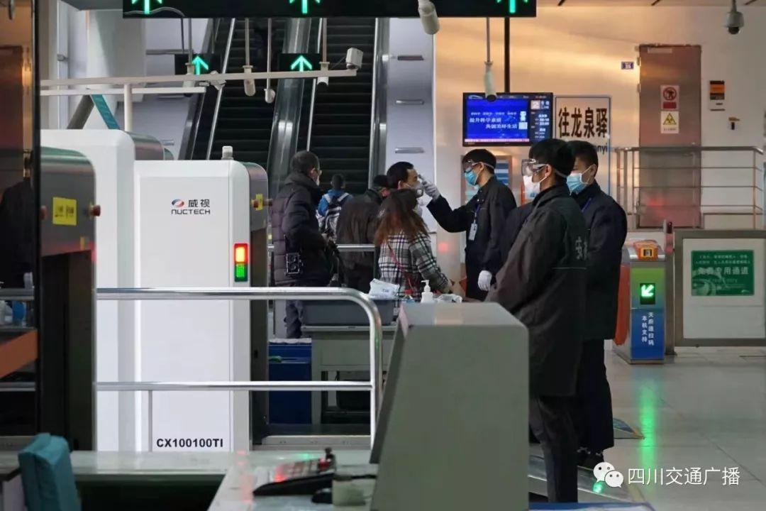 广州地铁佩戴口罩，防疫常态下的出行安全与公众责任