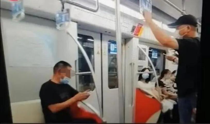 广州地铁佩戴口罩，防疫常态下的出行安全与公众责任