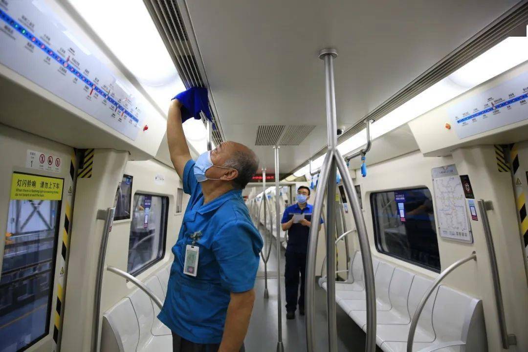 天津地铁继续落实佩戴口罩政策，保障乘客出行安全