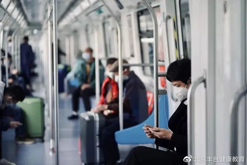 天津地铁继续落实佩戴口罩政策，保障乘客出行安全