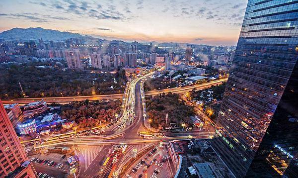 北京是乌鲁木齐的几倍？从多维度比较中国两大城市