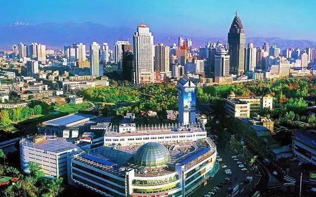 北京是乌鲁木齐的几倍？从多维度比较中国两大城市