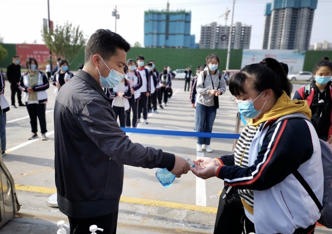 重庆大学生返校，青春归巢与城市复苏的双向奔赴