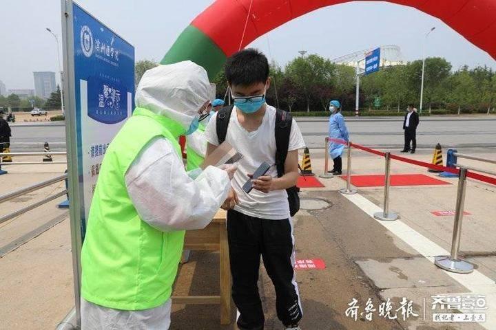 重庆大学生返校，青春归巢与城市复苏的双向奔赴